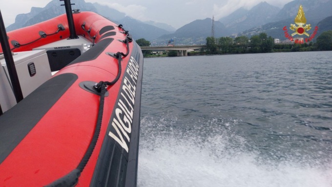 Imbarcazione alla deriva: Vigili del fuoco mobilitati per una persona scomparsa