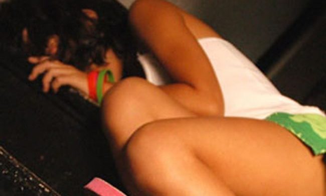 In preda alla rabbia rinchiude la ragazza e la picchia