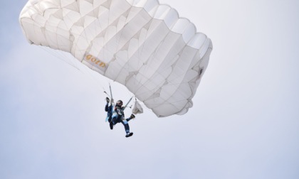 Divertimento con i paracadutisti a Suisio nel weekend