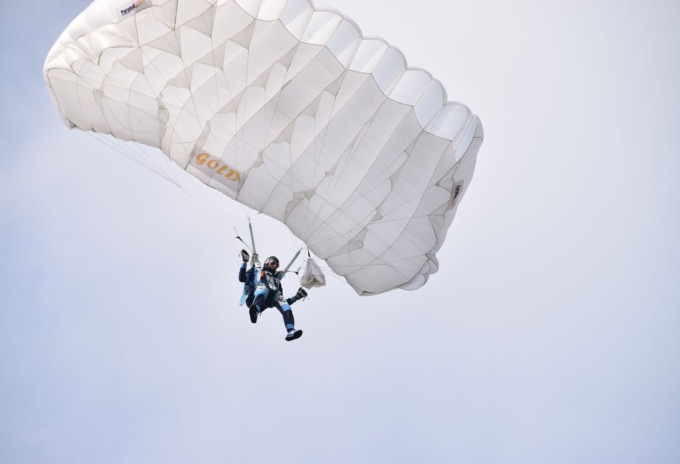 Divertimento con i paracadutisti a Suisio nel weekend