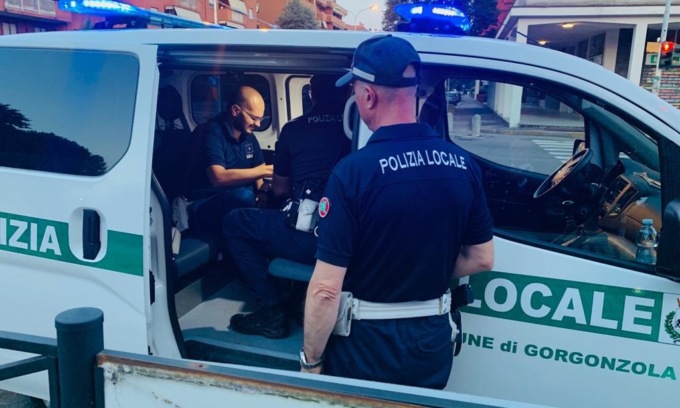 Rubavano nei parcheggi dei supermercati di mezza Lombardia, un colpo anche all’Esselunga di Lecco: borseggiatori fermati a Gorgonzola