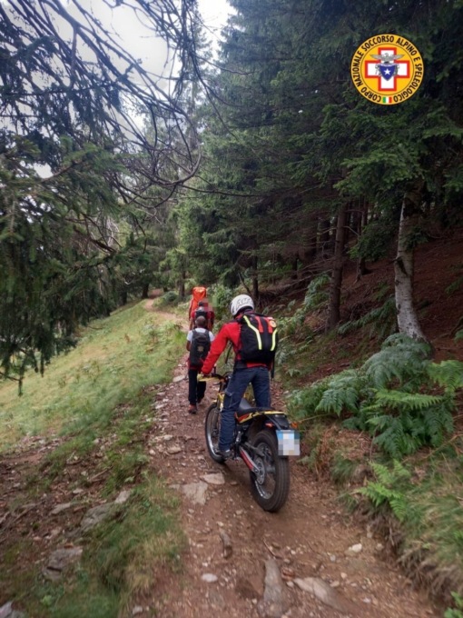 Morsa da un cane lungo il sentiero, i soccorsi arrivano in moto