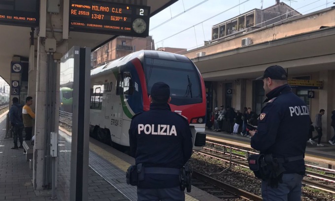 Allarme in stazione: “Correte, c’è un uomo che cammina sui binari”