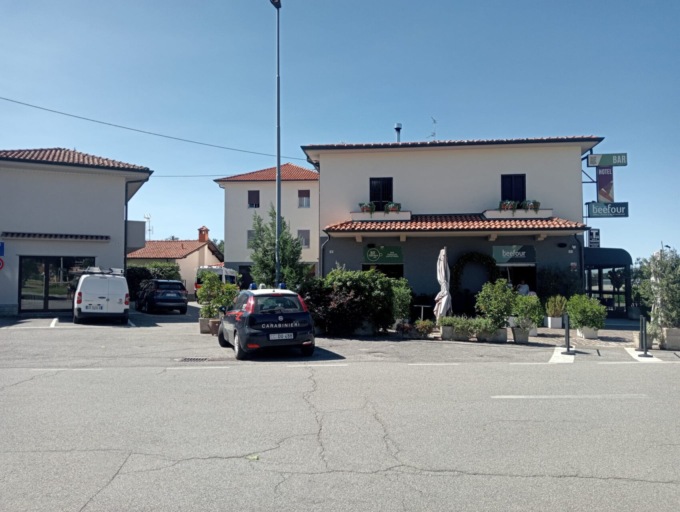 Tragedia al bar BeeFour: 29enne trovato senza vita