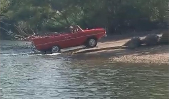 Pescate, avvistata un’auto anfibia. Fantascienza?