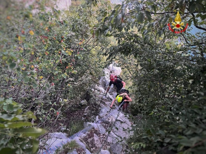 Lecco, intervento dei Vigili del fuoco sul monte San Martino per soccorrere una ragazza