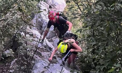 Lecco, intervento dei Vigili del fuoco sul monte San Martino per soccorrere una ragazza