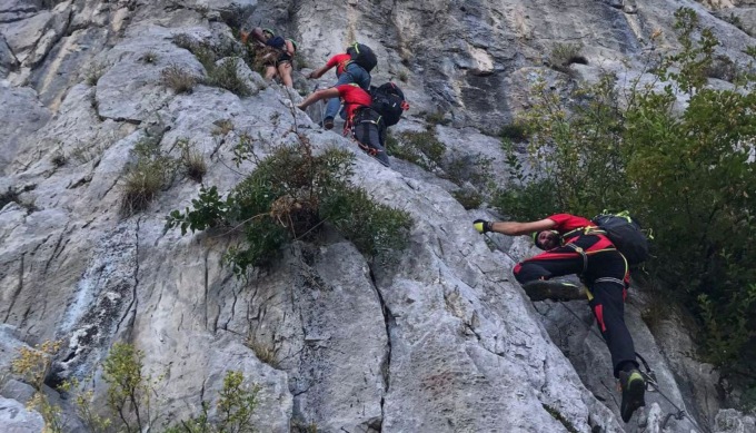 Intervento dei Vigili del fuoco sulla ferrata medale del San Martino per soccorrere una ragazza. Subito dopo in Erna