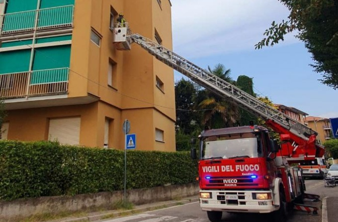 Casatenovo, intervento dei Vigili del fuoco per evacuare una persona dal terzo piano