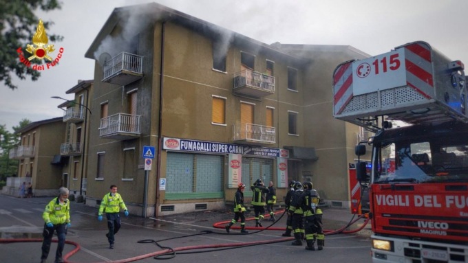Incendio a Barzanò, evacuate alcune persone. Intervenuti i Vigili del fuoco