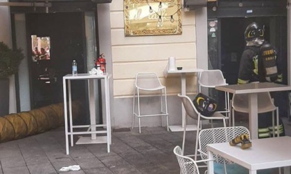 Lecco, principio di incendio in un bar in piazza Cermenati, intervengono i Vigili del fuoco