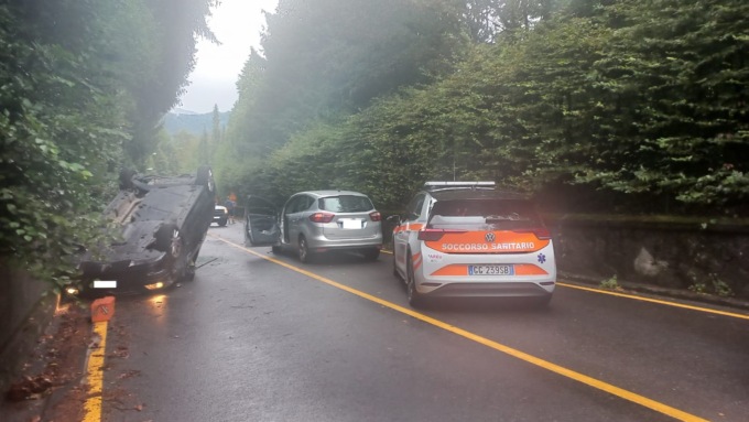 Carambola nei pressi della Curva Moratti: auto si ribalta e si schianta contro il muro