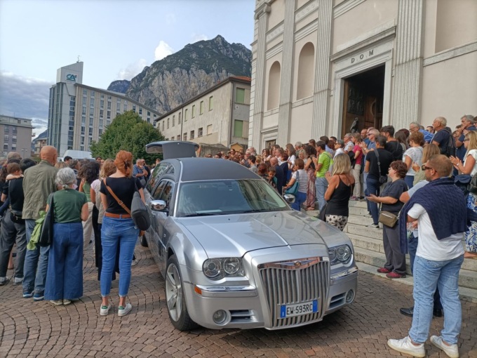 Una folla commossa ha accompagnato Veronica Malini nel suo ultimo viaggio