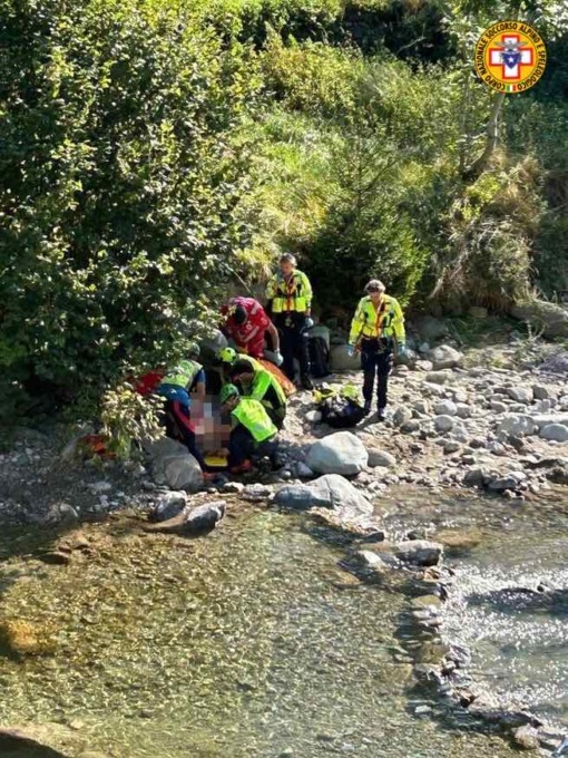 Premana, intervento del Soccorso alpino per soccorrere una donna scivolata sul greto