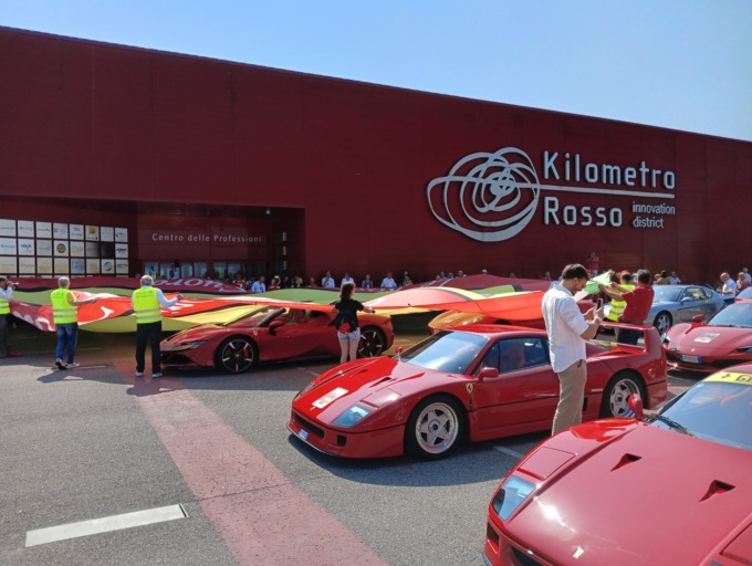 Caprino tutta rossa per il raduno del Ferrari Club