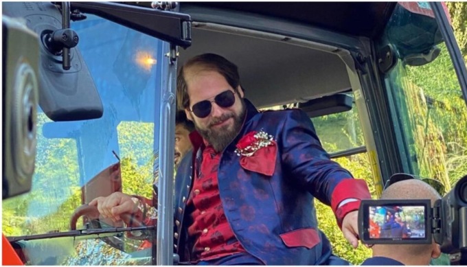 “Nessuno sa più guidare un trattore”, spunta la foto del sindaco… a nozze