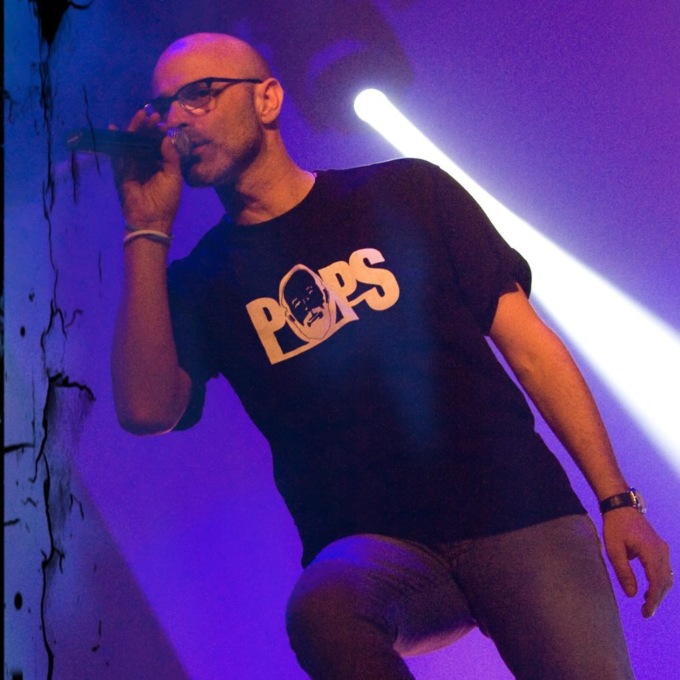 Dopo quattro anni, il cantautore Marco Cagliani torna sul palco