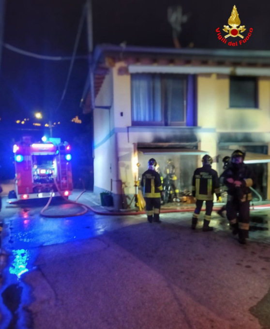 Incendio in un box, intervento dei vigili del fuoco in serata