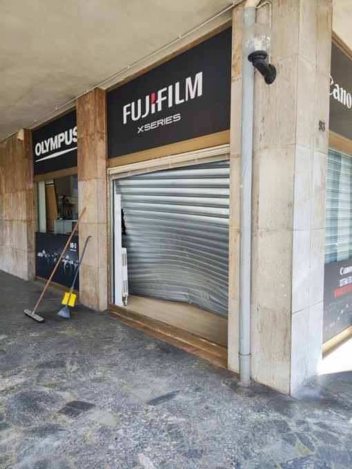 Spaccata nella notte, preso di mira un negozio di fotografia