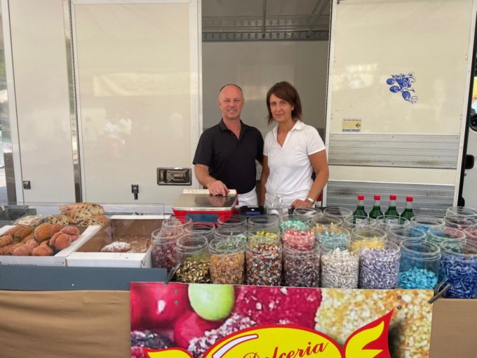 In ginocchio dopo l’incendio, Simone Panzeri torna a vendere caramelle al mercato