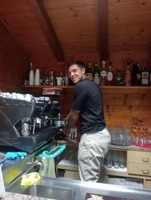 Dal campo da basket al bancone: l’influencer Stefano Laudoni dà una mano al bar della Casetta