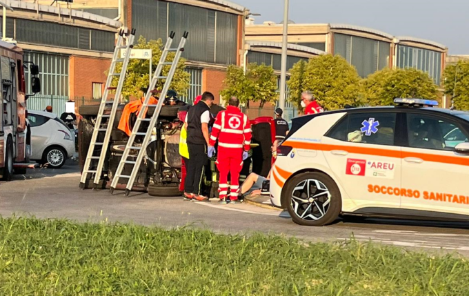 Schianto alla rotonda: auto finisce ruote all’aria