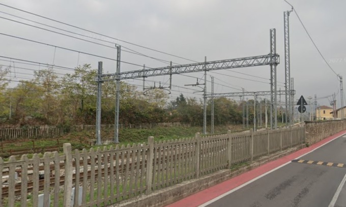 Senzatetto morto da venti giorni trovato lungo i binari