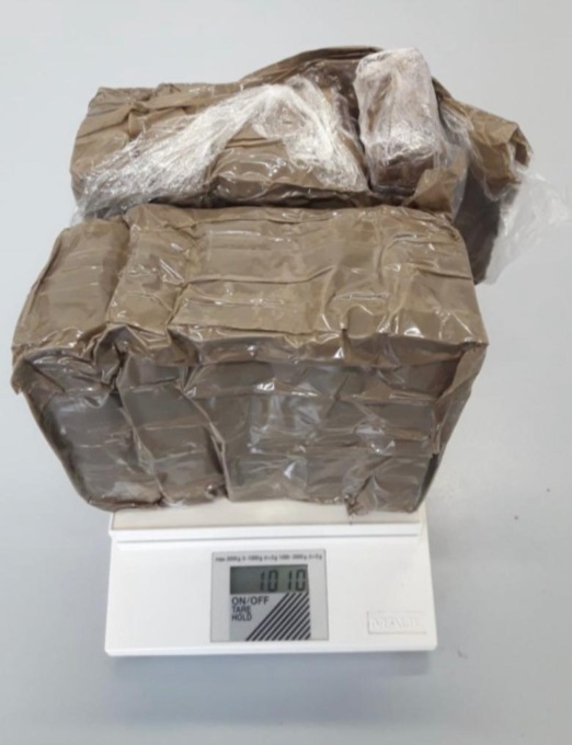 Hashish sepolto nel parco giochi delle scuole medie