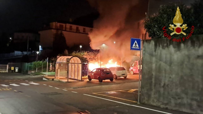 Incendio in tarda serata, a fuoco quattro vetture
