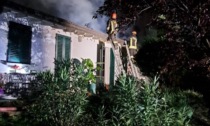 Incendio in serata, in fiamme un tetto