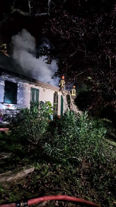 Incendio in serata, in fiamme un tetto