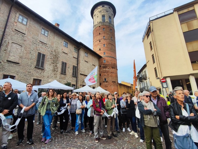 Flash mob in piazza: “Salviamo l’ospedale di Merate”