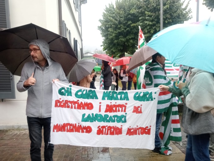 Casa dei ragazzi, protesta dei lavoratori fuori dal municipio