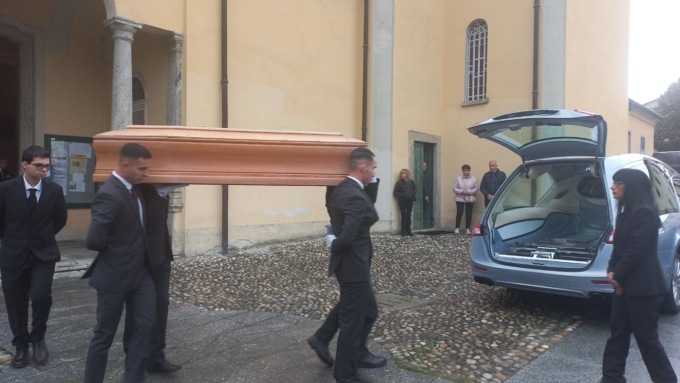 Funerali privati per Carlo Gilardi, Carabinieri e Polizia locale presidiano la chiesa