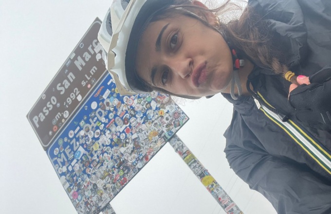 In bici in cima allo Stelvio sognando la maratona, l’impresa di Alessia e Andrea