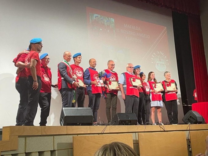 Brivio che dona premiato con una targa