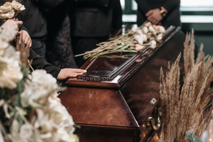 Il morto arriva al cimitero, ma la fossa non era pronta