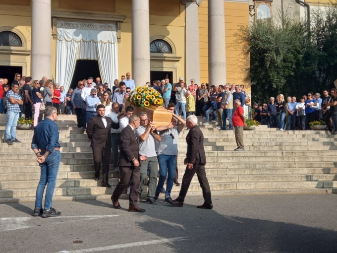 Una folla commossa ha salutato per l’ultima volta Luciano Beretta, morto sul lavoro