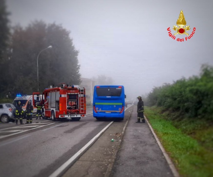 Perde il controllo dell’auto e urta un pedone