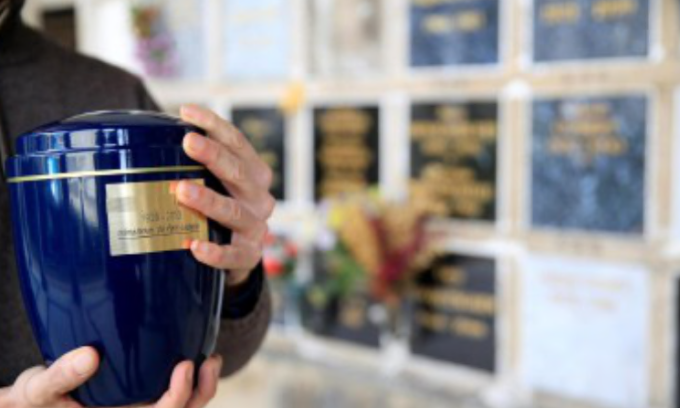 Trova un’urna cineraria mentre passeggia per strada: era stata rubata a casa del defunto