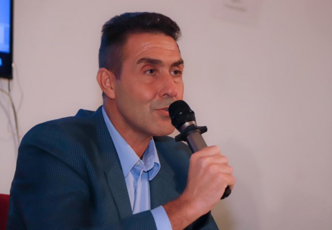 Generale Vannacci a Calolzio: fuori la colorata e pacifica contestazione, dentro gli applausi