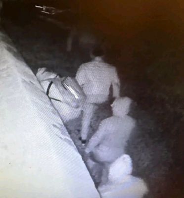 Sorprende i ladri dal vicino e viene preso a sassate