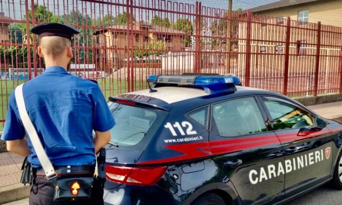 Fotografa i bambini durante la partita, pedofilo fermato da genitori e dirigenti