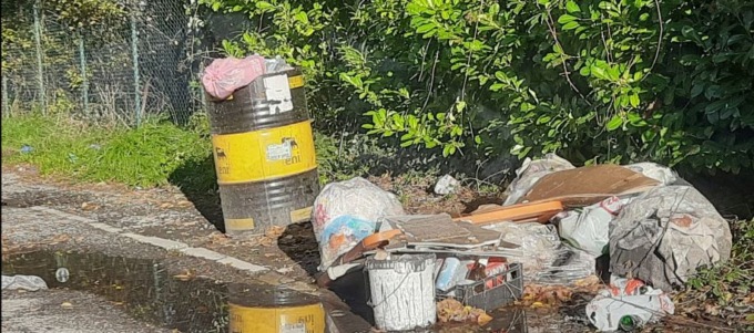 Via Cartiera a Brivio, le segnalazioni: “Una discarica a cielo aperto”