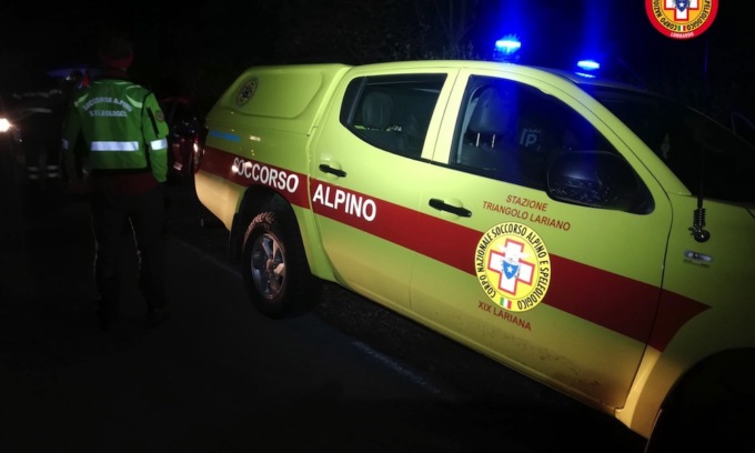 Scivola e fa un volo di 150 metri dopo una cena in baita: muore 42enne