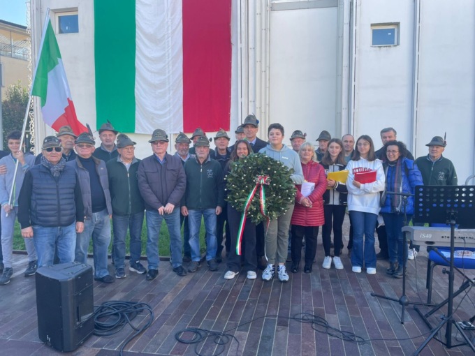 Gli alunni riflettono sull’Unità d’Italia  e sfilano con Alpini e autorità