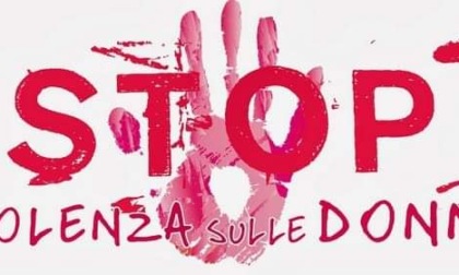 Stop violenza sulle donne, la vetrina della Pro Loco di Robbiate si tinge di rosso