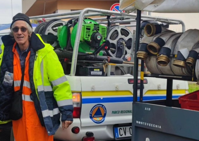 Sottopasso allagato ripulito dalla Protezione Civile (che salva anche dei rospi)