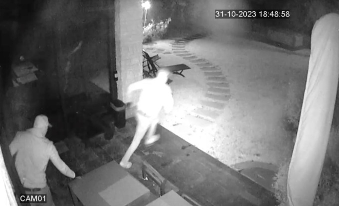 Ladri ripresi dalle telecamere, ecco le immagini del tentato furto