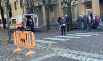 Cade in piazza, grave un anziano